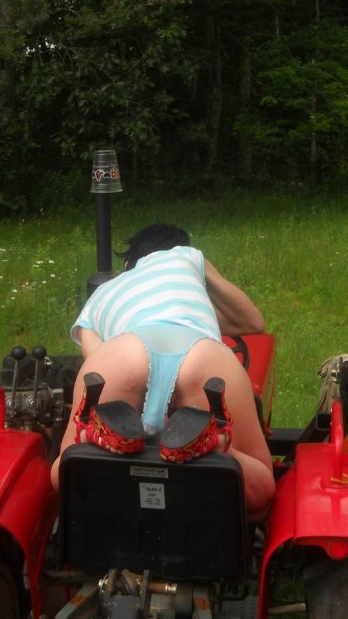 20P kinky babe have a fan with tractor