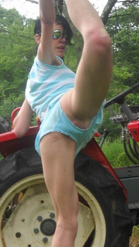 20P kinky babe have a fan with tractor