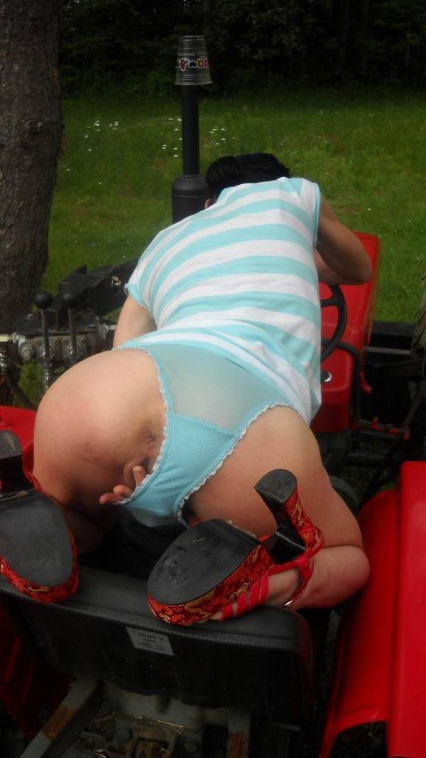 20P kinky babe have a fan with tractor