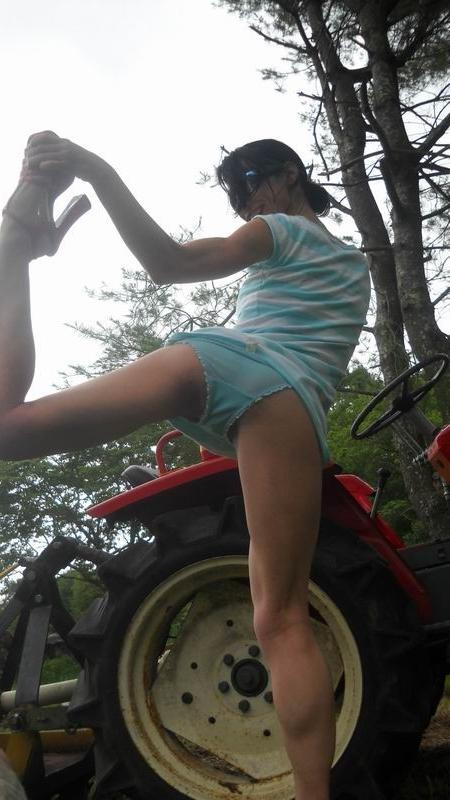 20P kinky babe have a fan with tractor