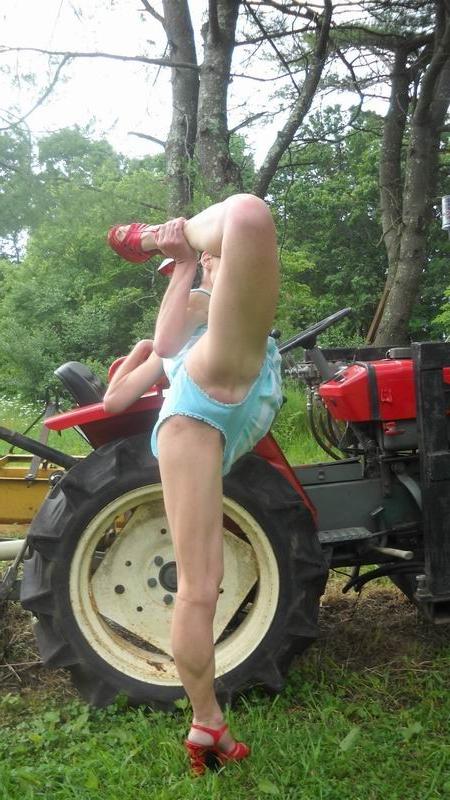 20P kinky babe have a fan with tractor