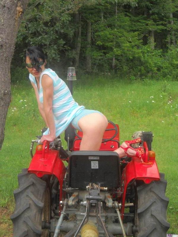 20P kinky babe have a fan with tractor