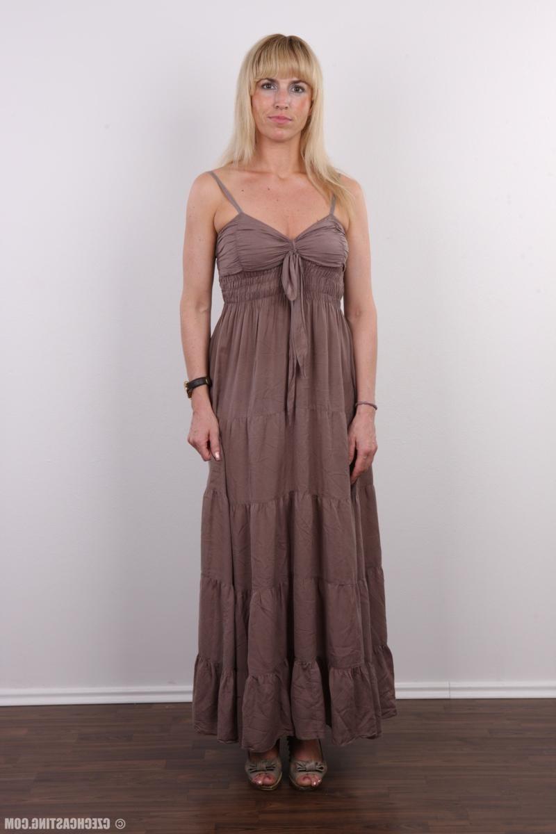 15P Nude amture milf posing