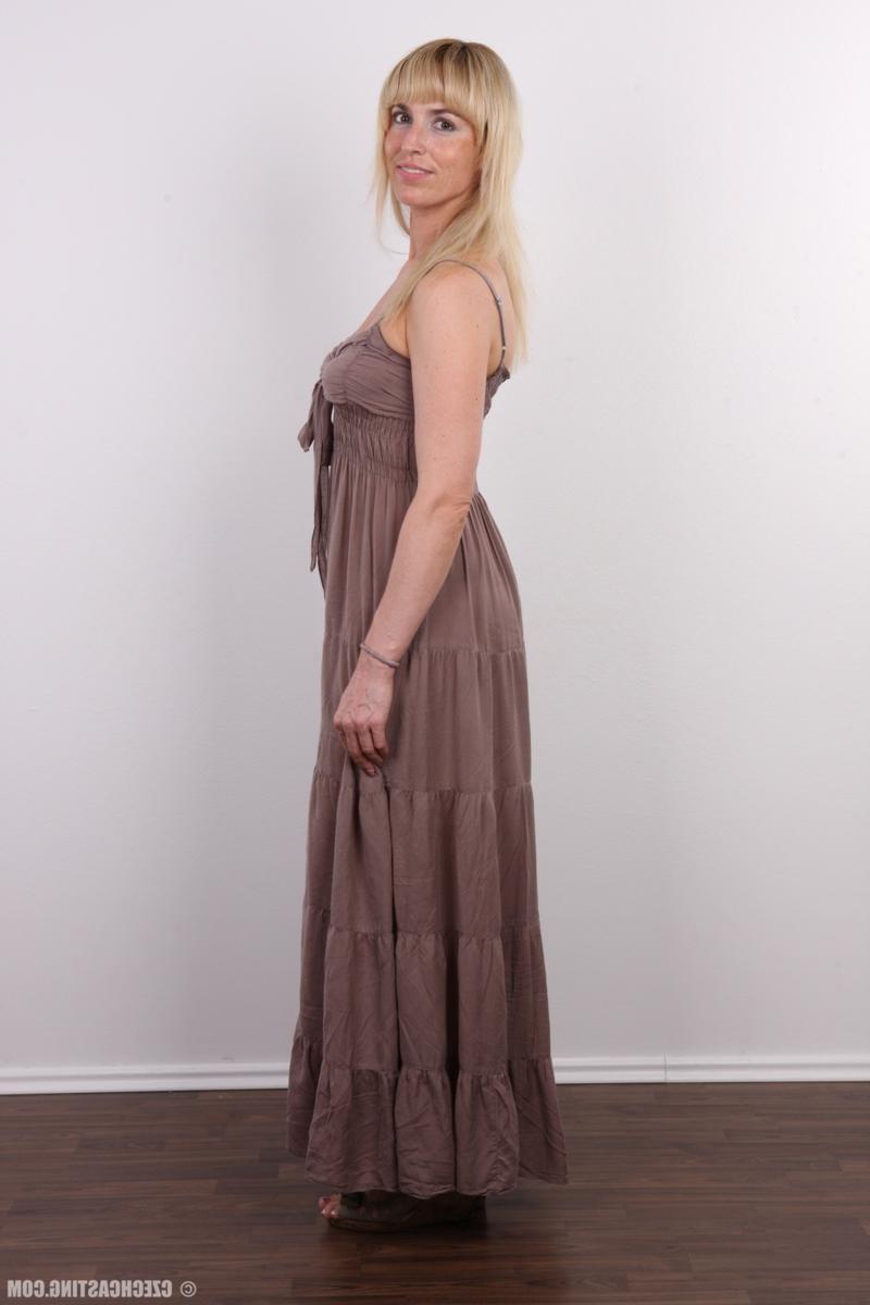 15P Nude amture milf posing