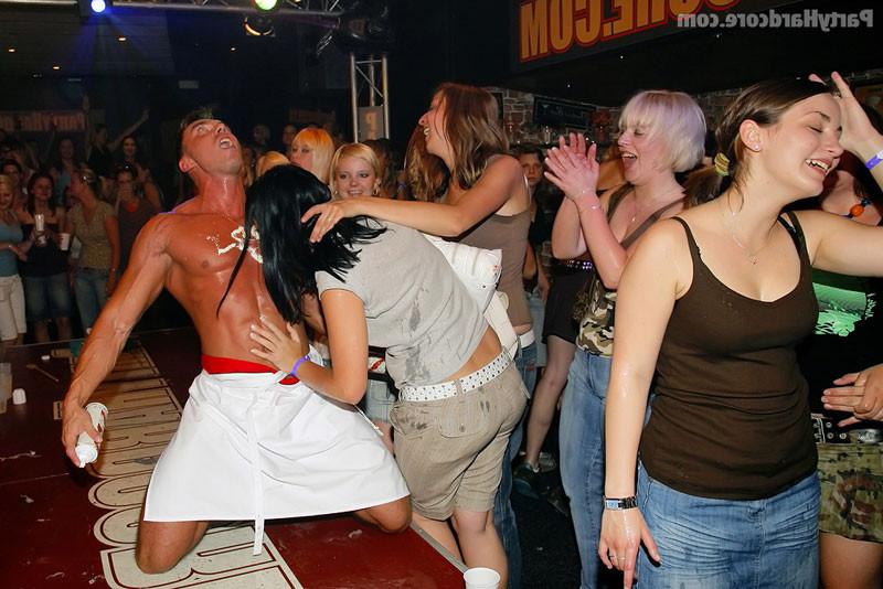 16P Horny amateur women giving blowjobs at stripclub from Party Hard