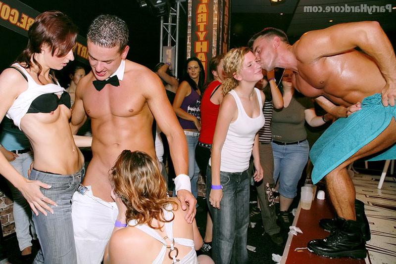 16P Horny amateur women giving blowjobs at stripclub from Party Hard