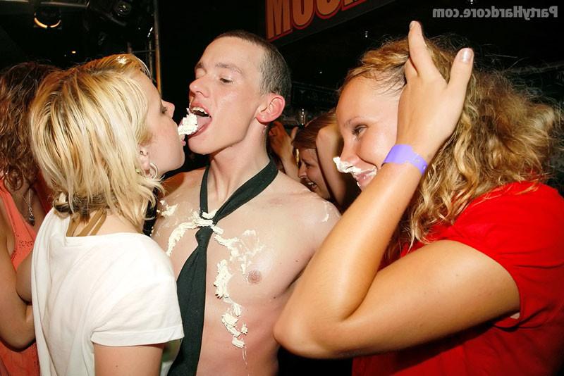 16P Horny amateur women giving blowjobs at stripclub from Party Hard
