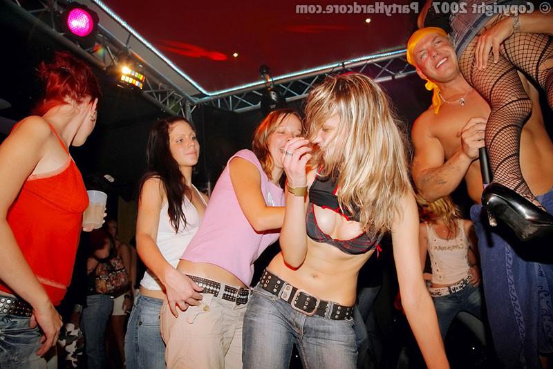 16P Amateur women sucking dick at male stripclub from Party Hardcore