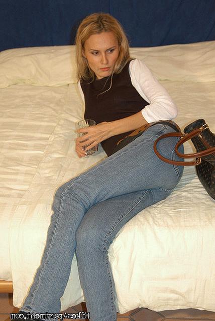 12P Blonde amateur strokes her clit and cums
