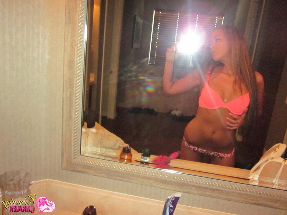 16P Sexy teen selfshots in pink bra