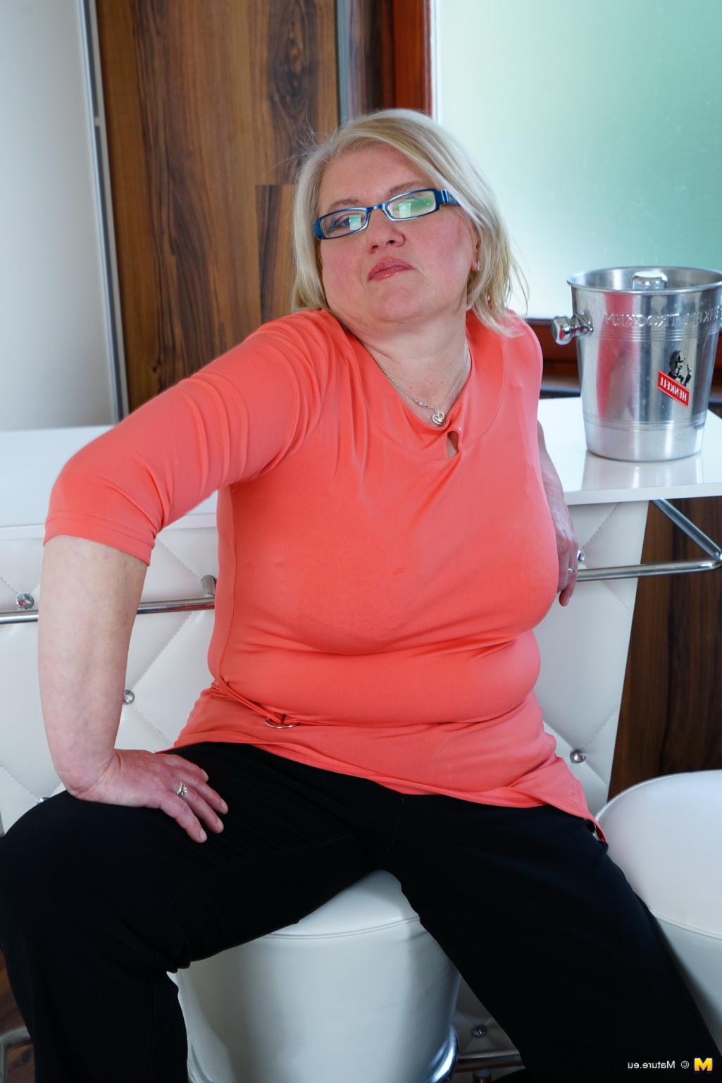 16P Blonde mature housewife with chubby ass and tits