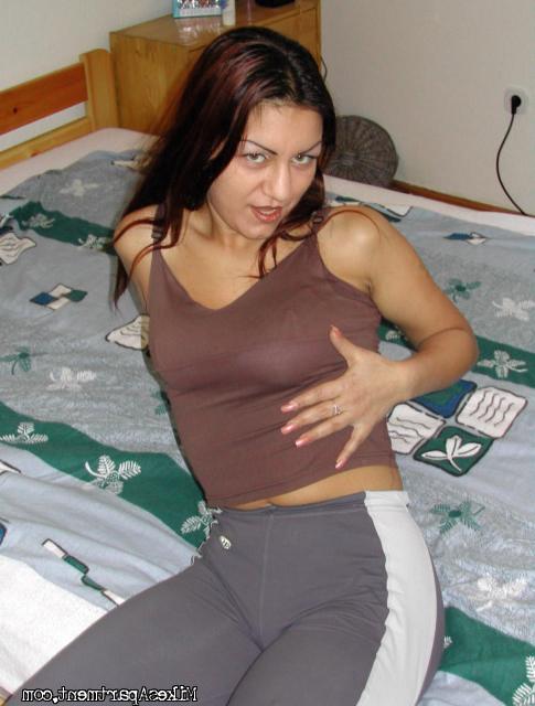 12P Amateur loose babe with floppy tits rubbing her wet pussy
