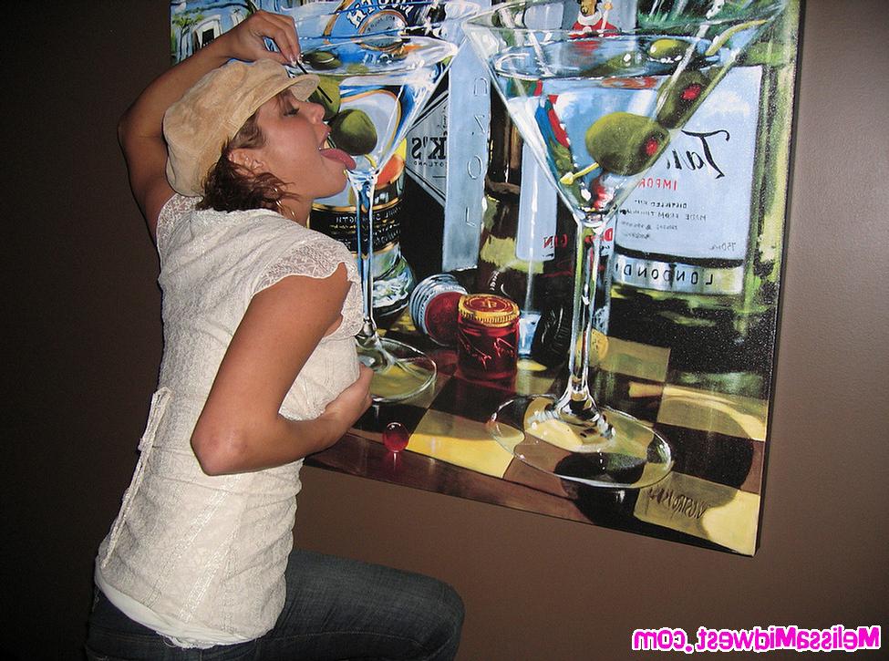 15P Melissa Midwest sucking a cock at a bar