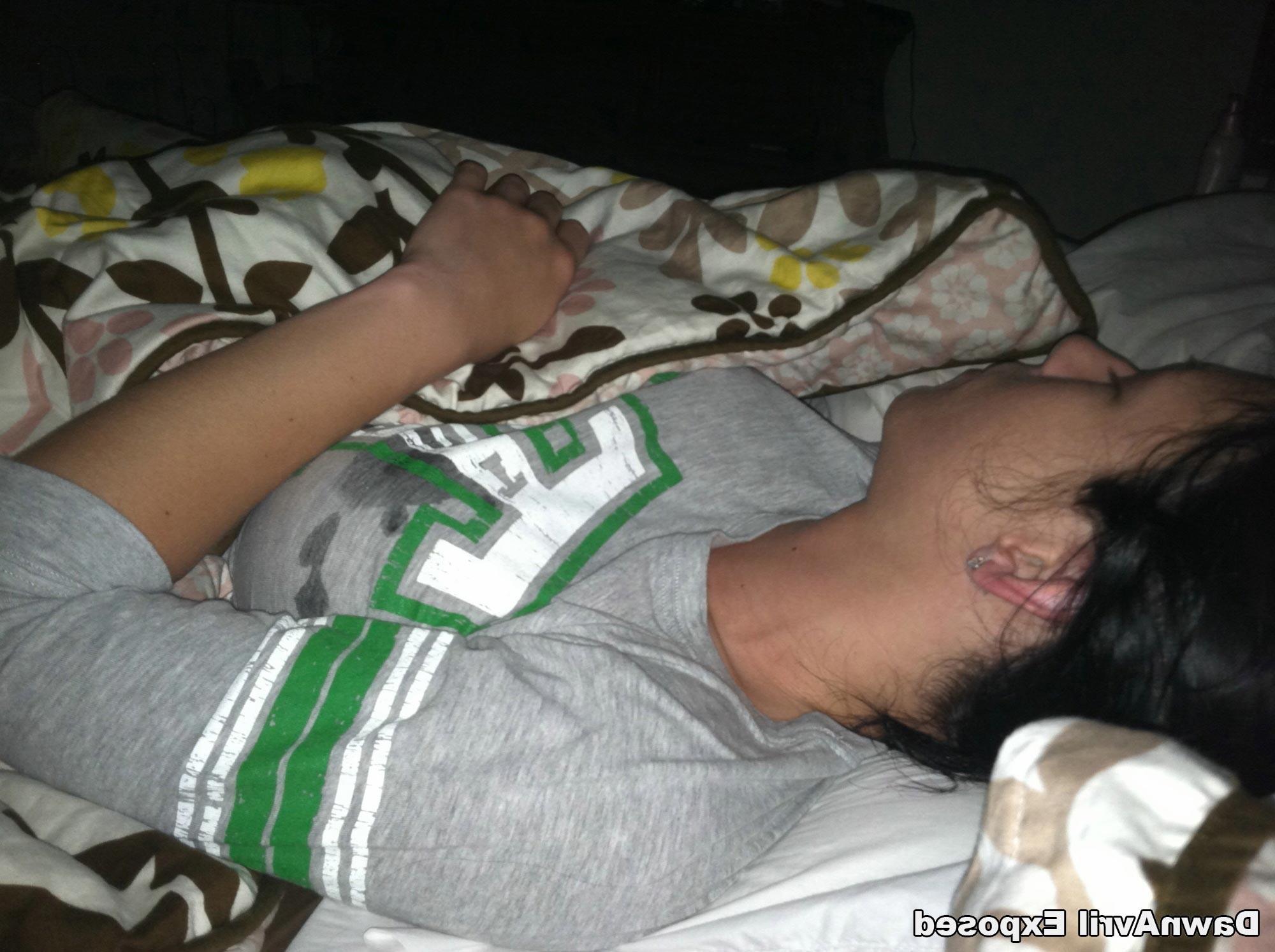 16P Amateur girlfriend Dawn cumshot on tits