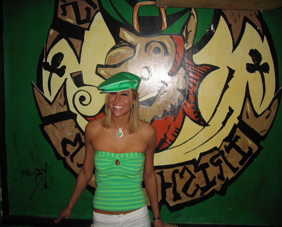 16P Melissa Midwest out at the bars for St Patricks Day