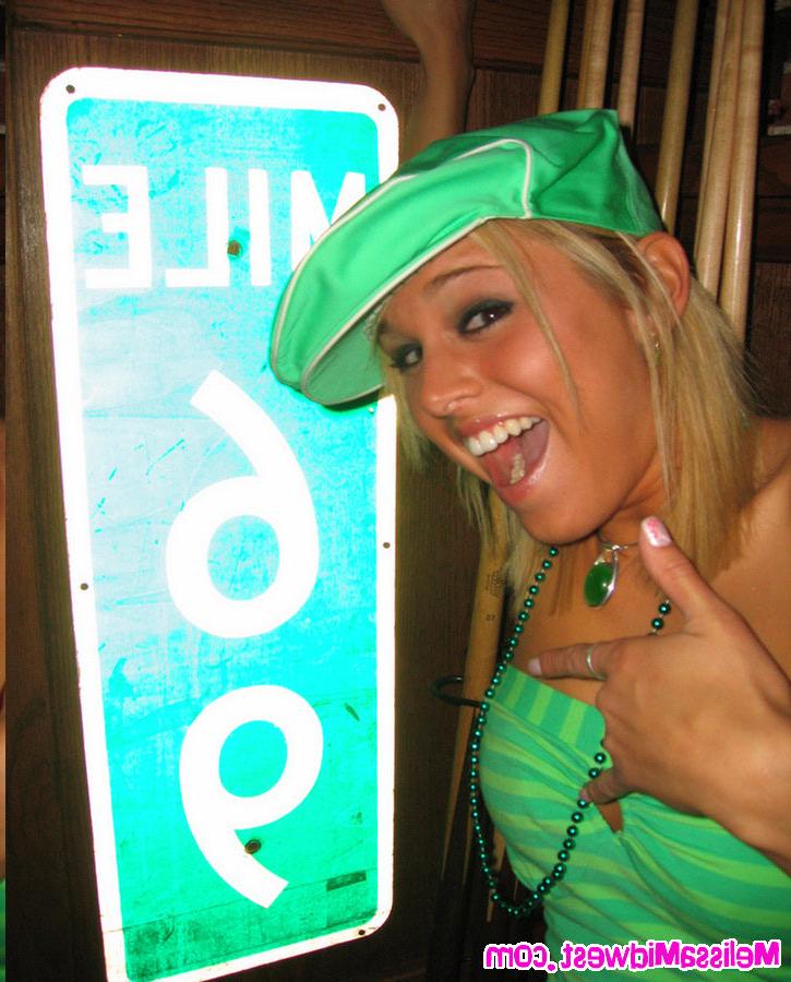 16P Melissa Midwest out at the bars for St Patricks Day