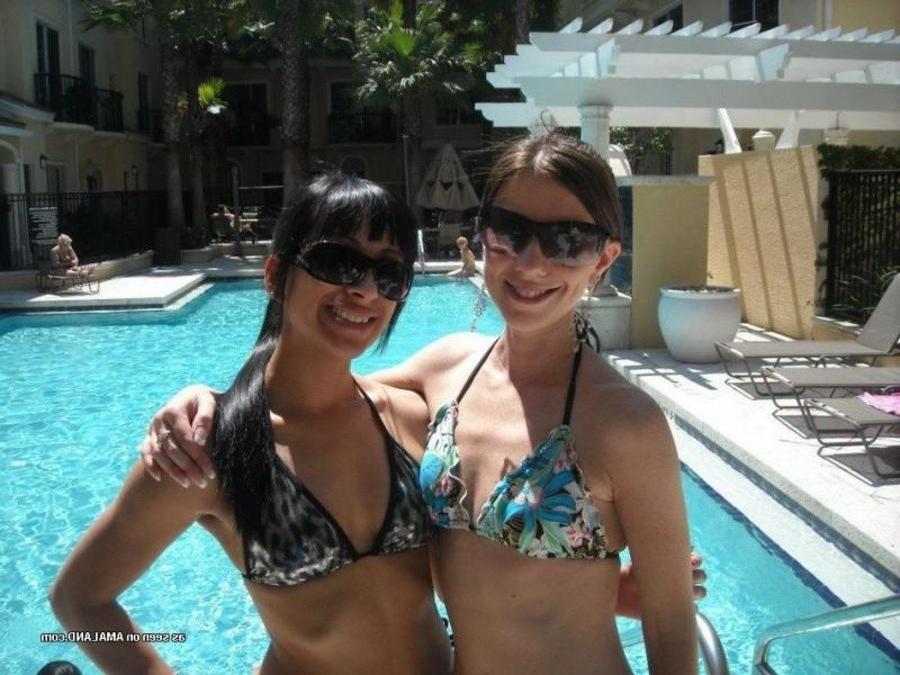 8P Sexy amateur girlfriends posing in bikinis outdoors