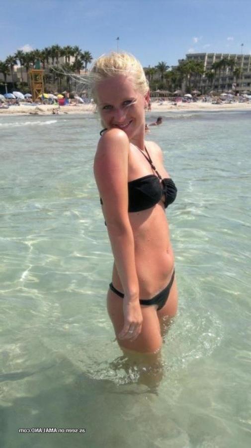 8P Sexy amateur girlfriends posing in bikinis outdoors