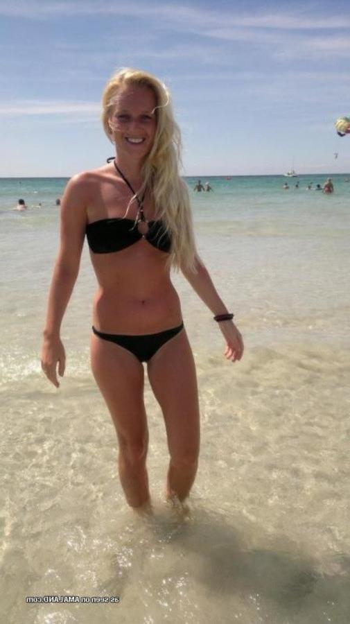 8P Sexy amateur girlfriends posing in bikinis outdoors