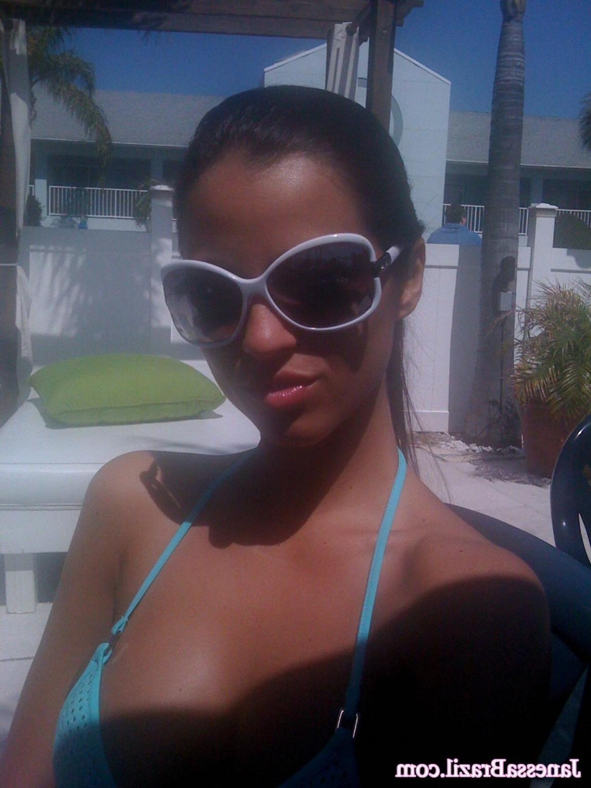 16P Busty Brazilian babe in bikini