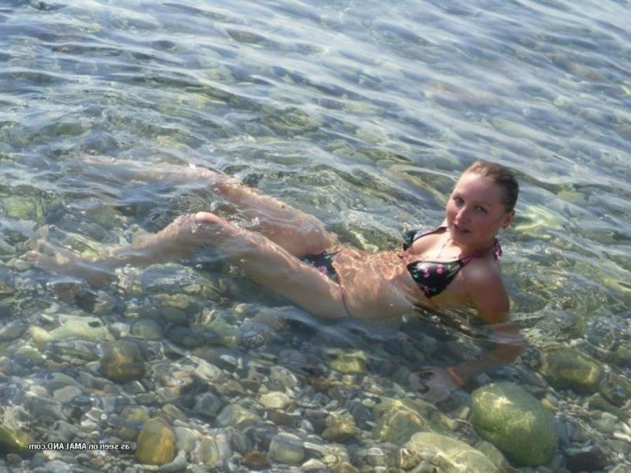 12P Pictures of a petite hottie posing sexy in her bikini