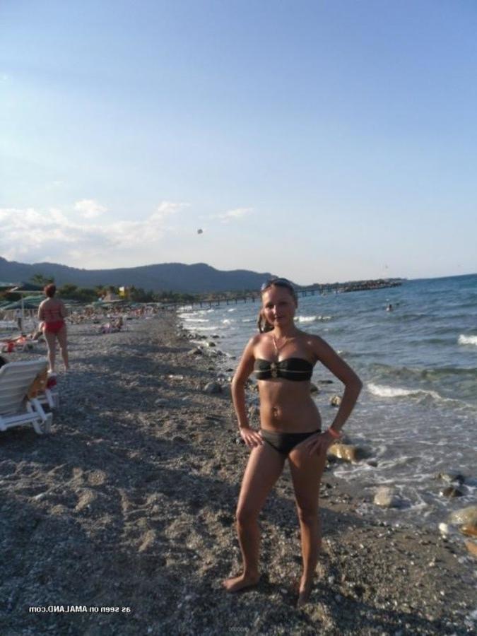 12P Pictures of a petite hottie posing sexy in her bikini