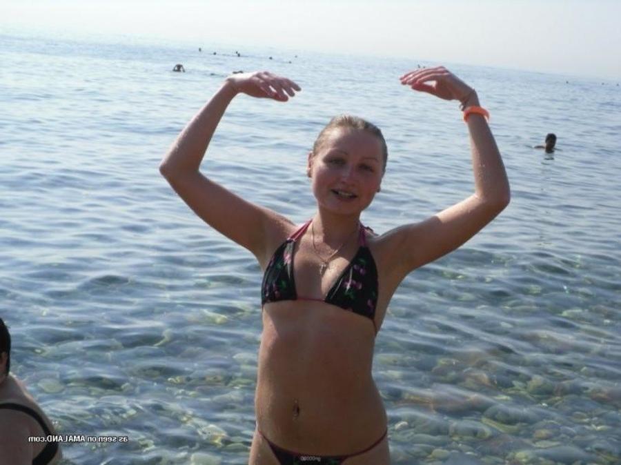 12P Pictures of a petite hottie posing sexy in her bikini