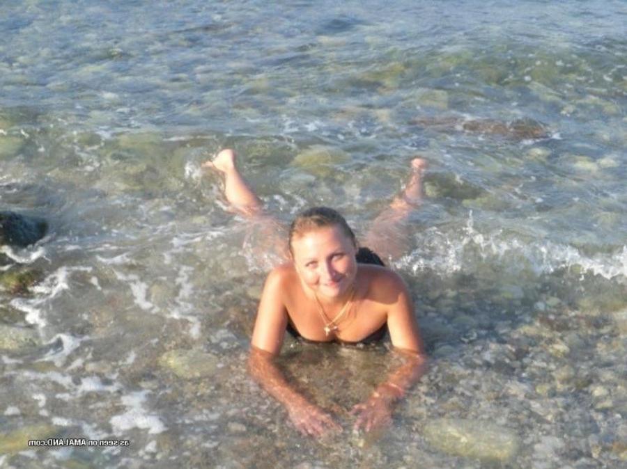 12P Pictures of a petite hottie posing sexy in her bikini