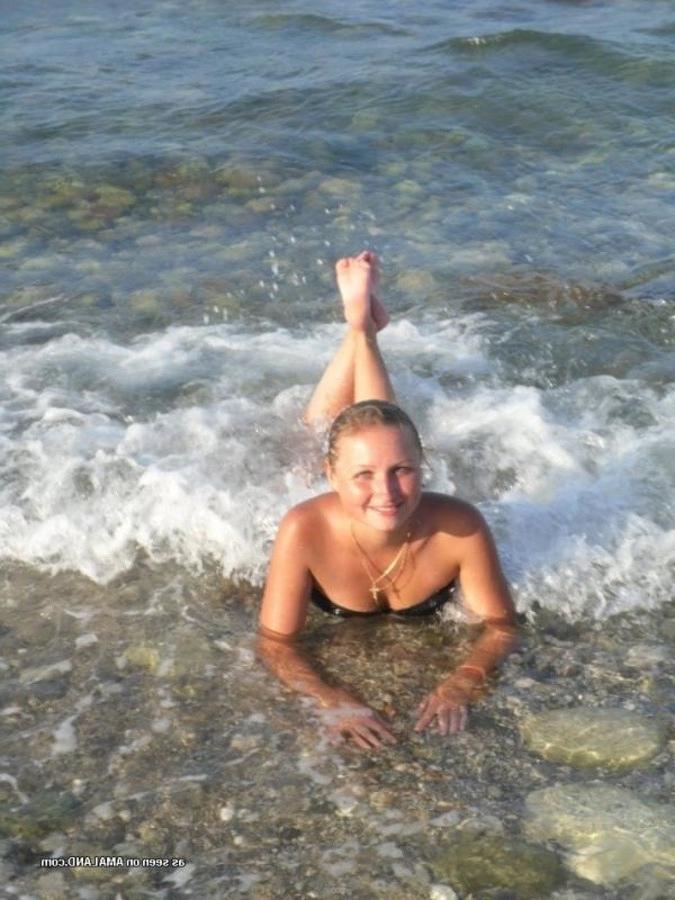 12P Pictures of a petite hottie posing sexy in her bikini