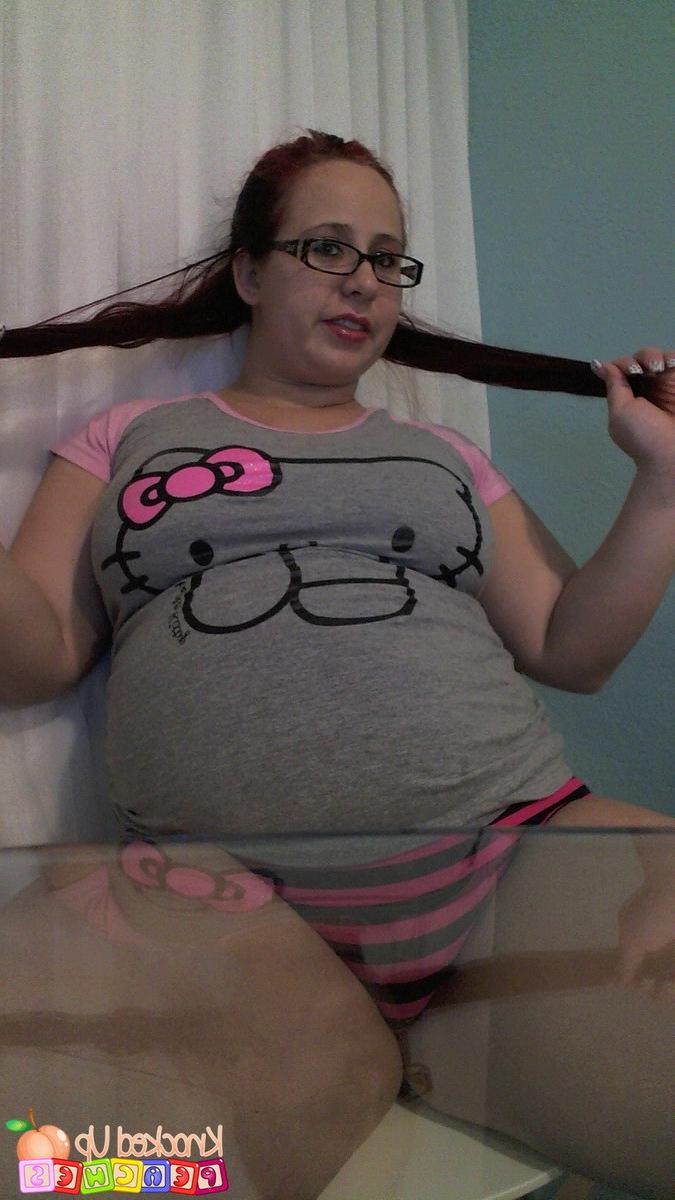 5P Pregnant pornstar Georgia Peach shows off her big swollen stomach as she strips 