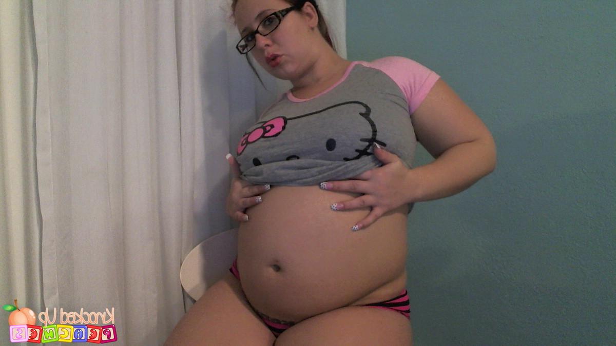 5P Pregnant pornstar Georgia Peach shows off her big swollen stomach as she strips 
