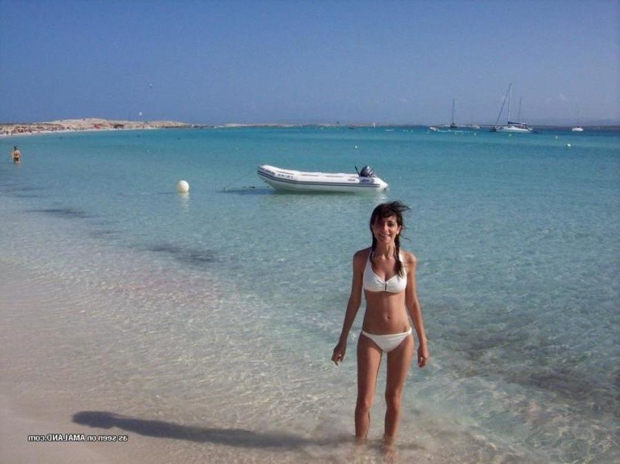 12P Gallery of an amateur petite chick posing in her bikini