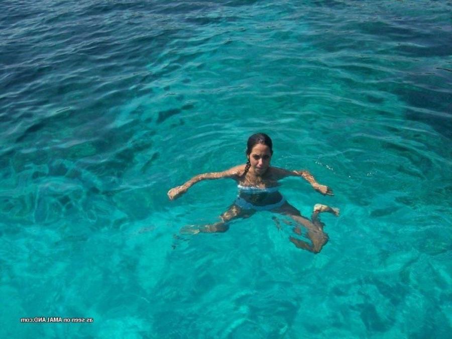 12P Gallery of an amateur petite chick posing in her bikini