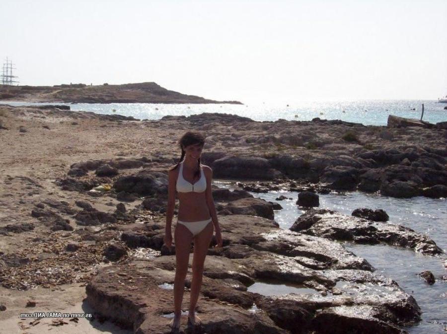 12P Gallery of an amateur petite chick posing in her bikini