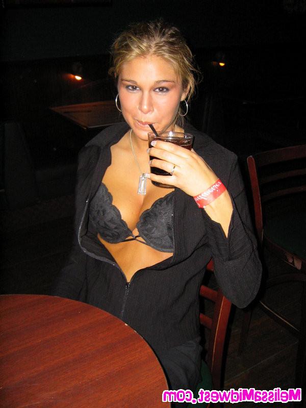 16P Melissa Midwest flashing at the bars