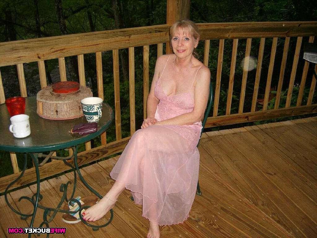 15P Amateur pics of nude amateur MILFs