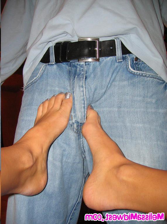 15P Melissa Midwest gets cum on her cute little feet