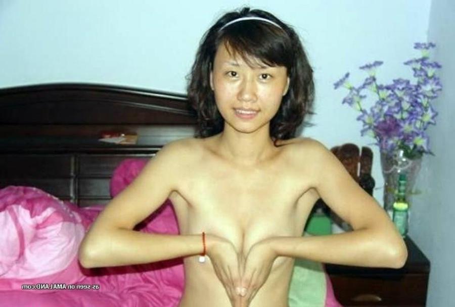 10P Kinky naked Thai babe posing for her boyfriend
