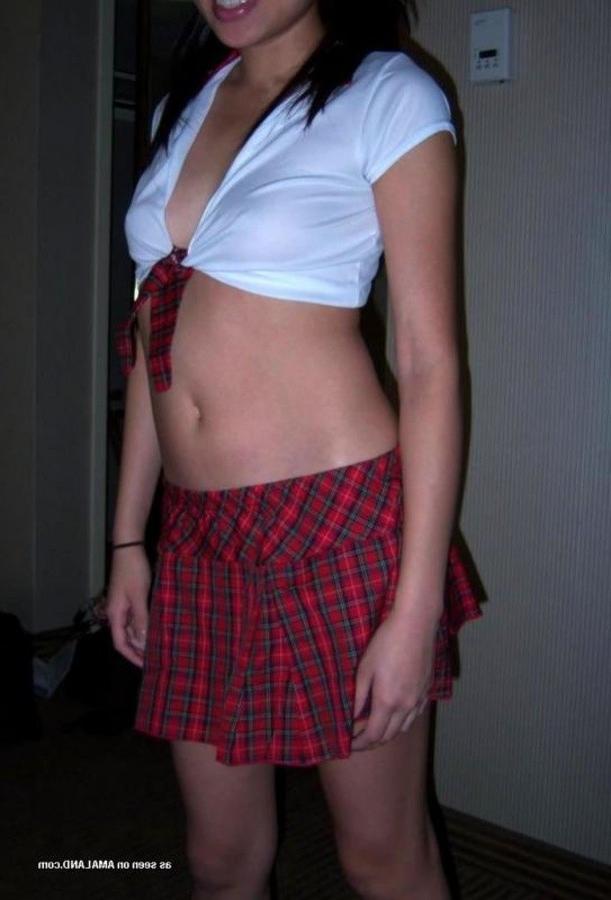 10P Collection of a sexy Thai babe spreading for her boyfriend