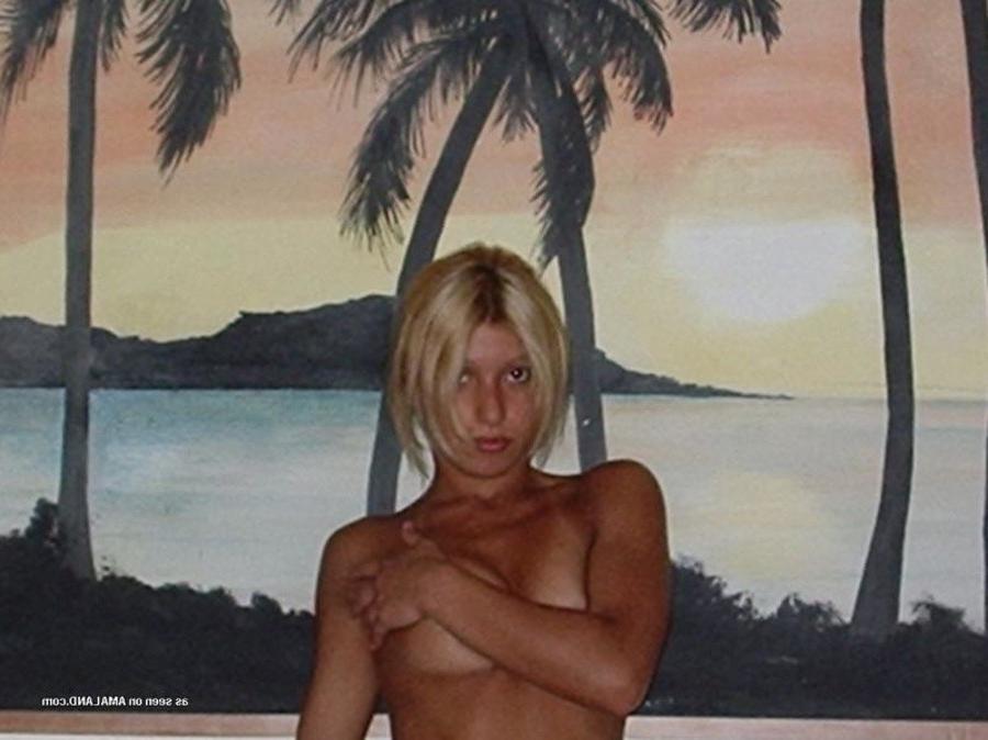 11P Gallery of a slutty babe spreading for her horny boyfriend
