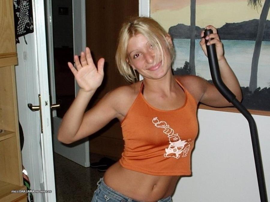 11P Gallery of a slutty babe spreading for her horny boyfriend
