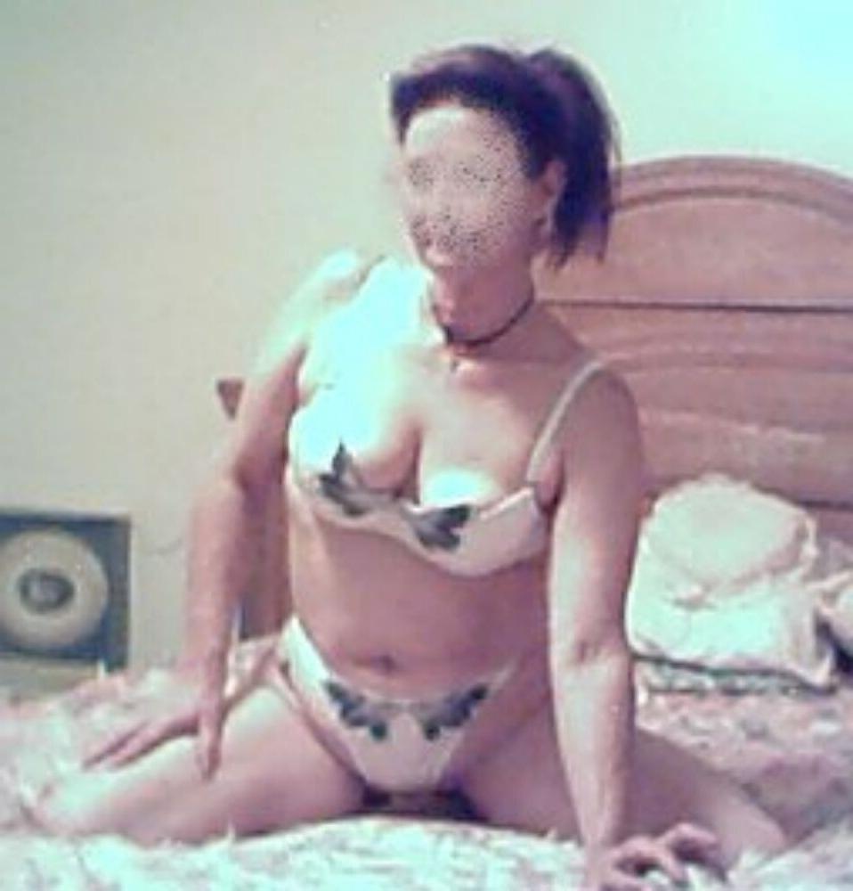 15P Sexy milf girlfriends posing for pics