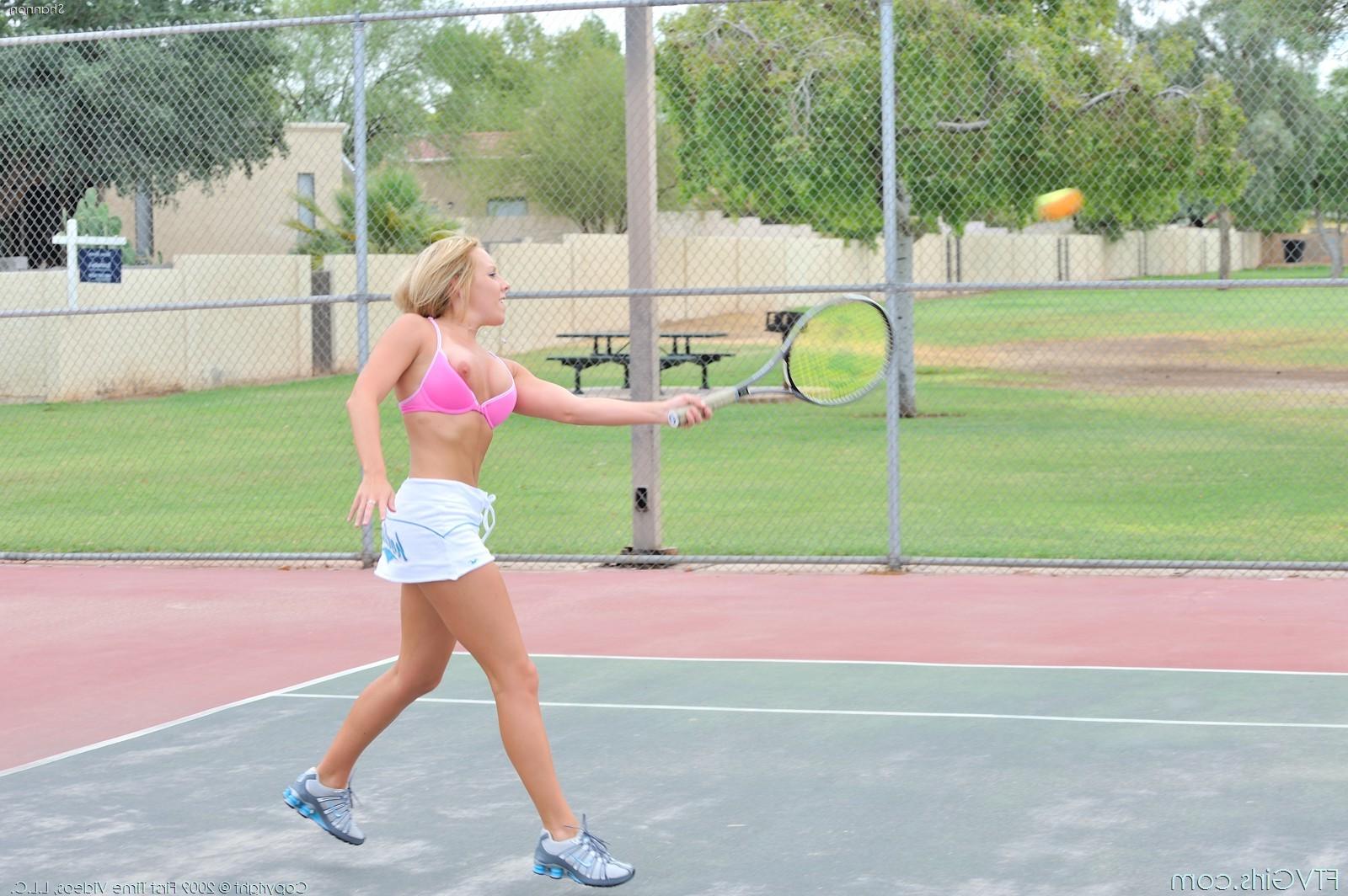 25P Real 24yo amateur tennis girl poses nude outdoor on camera
