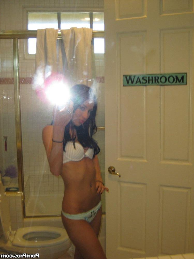 16P Brunette girlfriend taking pics in the mirror