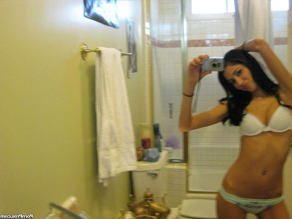 16P Brunette girlfriend taking pics in the mirror