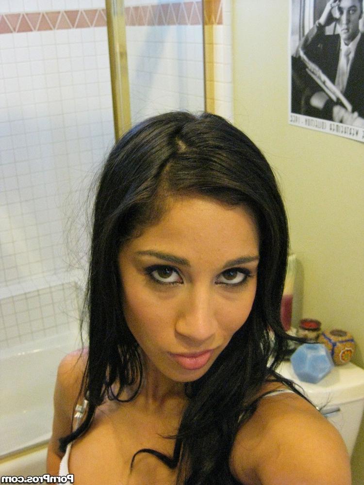 16P Brunette girlfriend taking pics in the mirror