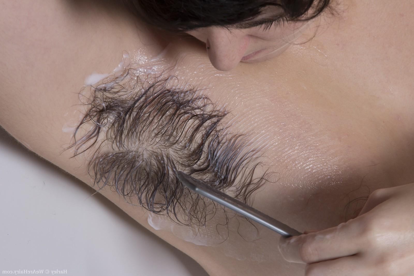 15P Sexy bath time with very hairy Harley