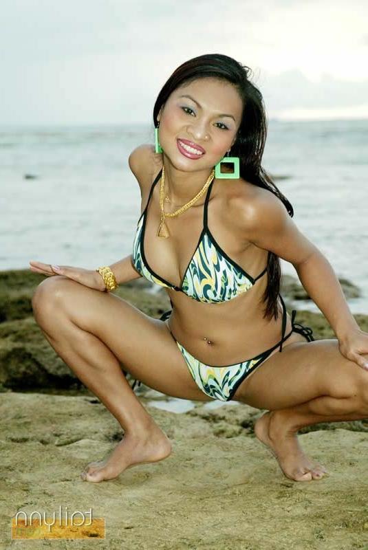 15P Asian babe Tailynn posing on a Thai Beach