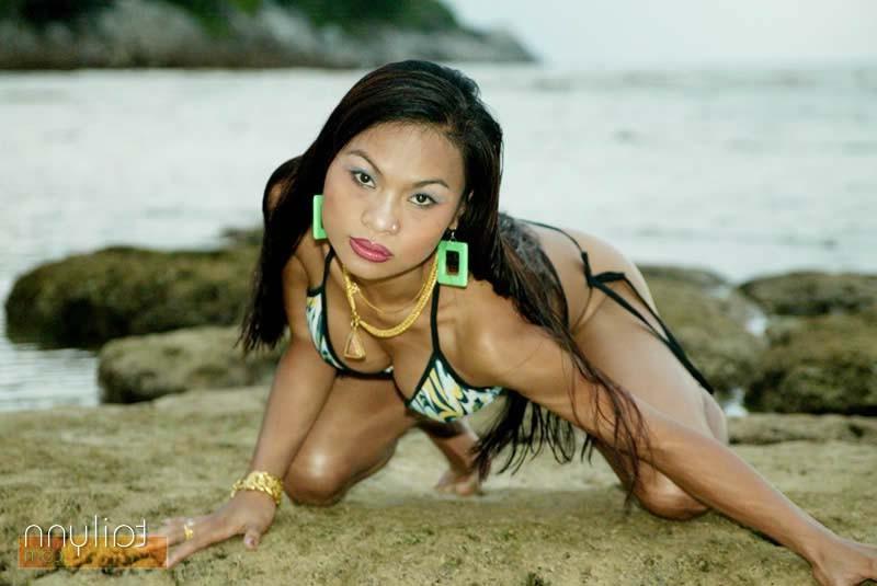 15P Asian babe Tailynn posing on a Thai Beach