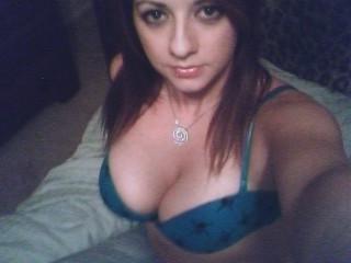 8P Real babe takes off bra and photographs huge melons